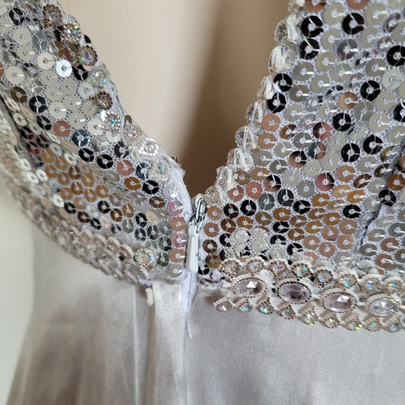 Silver sequined gown - Picture 4 of 4
